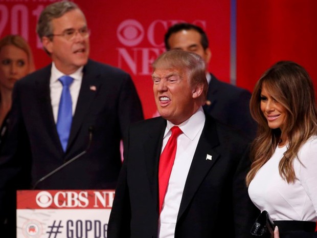 Candidato Donald Trump e sua mulher Melania antes de debate do Partido Republicano neste sábado; Jeb Bush aparece ao fundo da imagem  (Foto: Reuters/Jonathan Ernst)