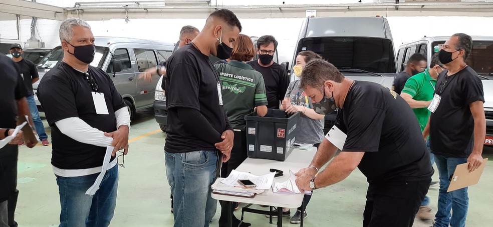 Motoristas recebem documentos para encaminhar urnas aos locais de votação — Foto: Everaldo Silva/TV Globo