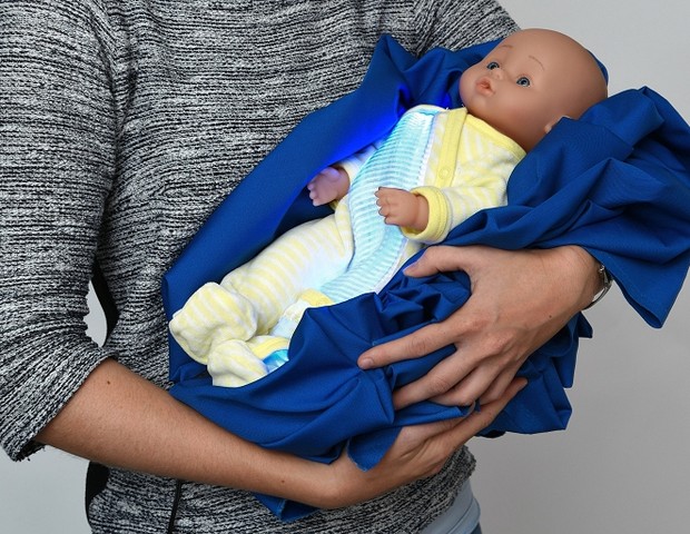 Boneco com protótipo do pijama criado por cientistas suíços (Foto: Divulgação Empa)