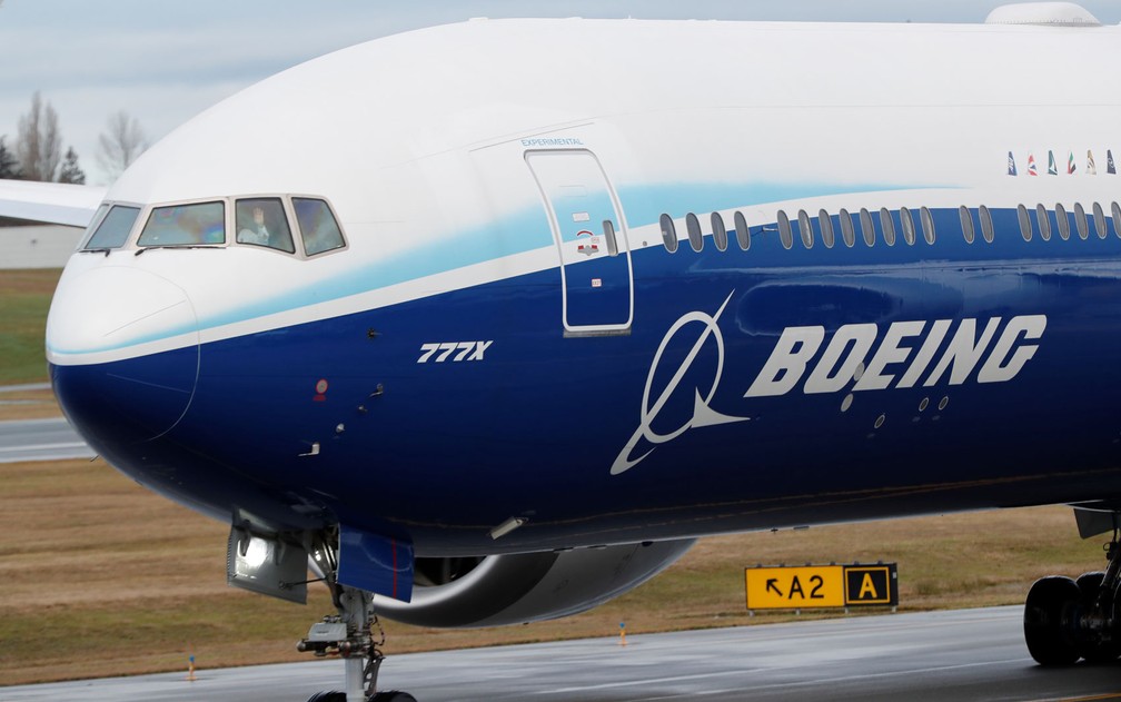 Um Boeing 777X decola durante seu primeiro voo de teste em base da empresa em Everett, Washington, no sábado (25) — Foto: Reuters/Terray Sylvester