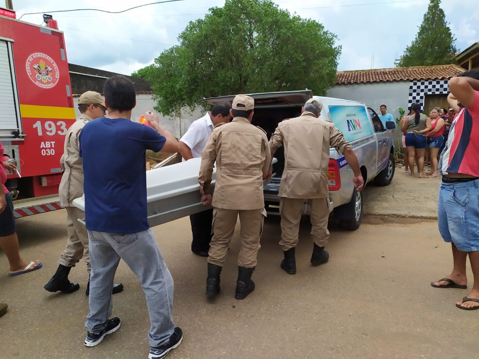 Corpo da vítima foi retirado pelos Bombeiros após o tio encontrar sobrinha em fossa — Foto: Corpo de Bombeiros/Divulgação