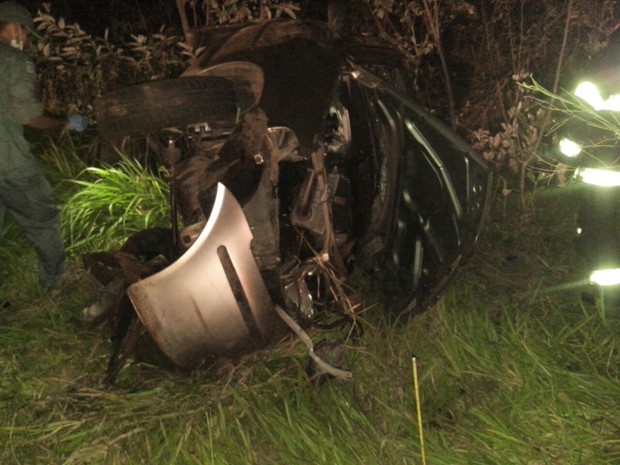 Carro ficou destruído (Foto: Reprodução/TV TEM)