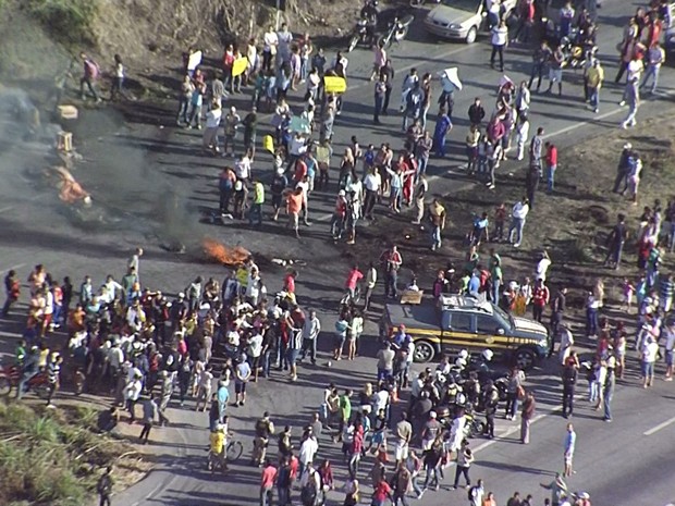 Linha de fogo é vista no asfalto durante protesto na manhã desta sexta-feira (21). (Foto: Reprodução/TV Globo)