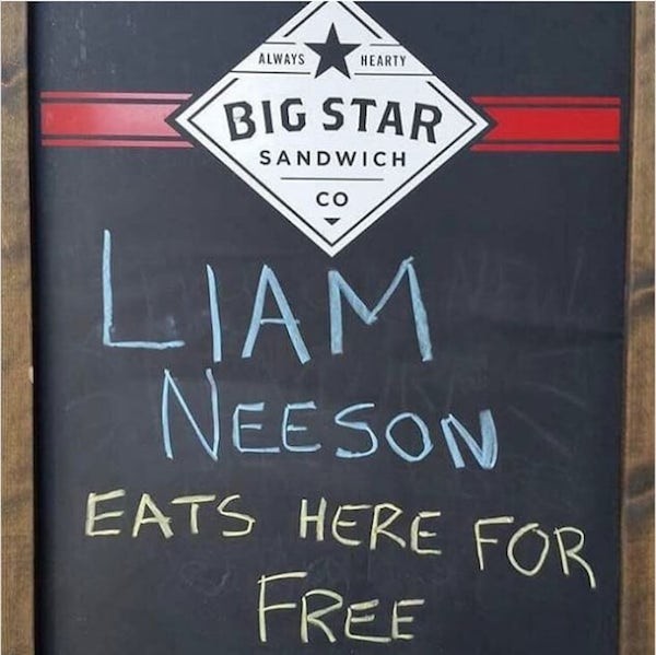 A mensagem prometendo comida de graça para o ator Liam Neeson (Foto: Reprodução)