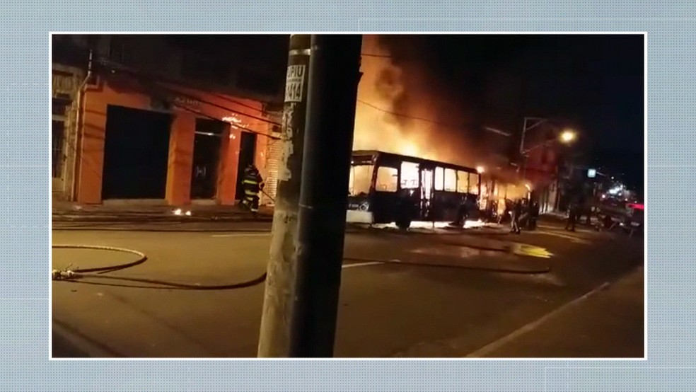 Incêndio começou após falha mecânica (Foto: Reprodução/TV Globo)