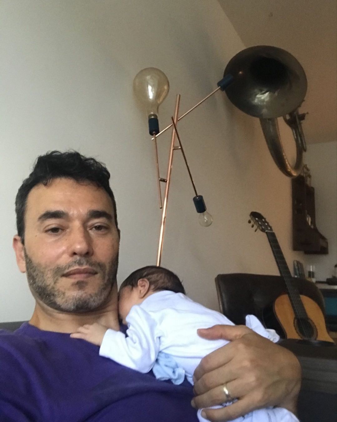 André Rizek posta ao lado do filho e escreve legenda inusitada (Foto: Instagram)
