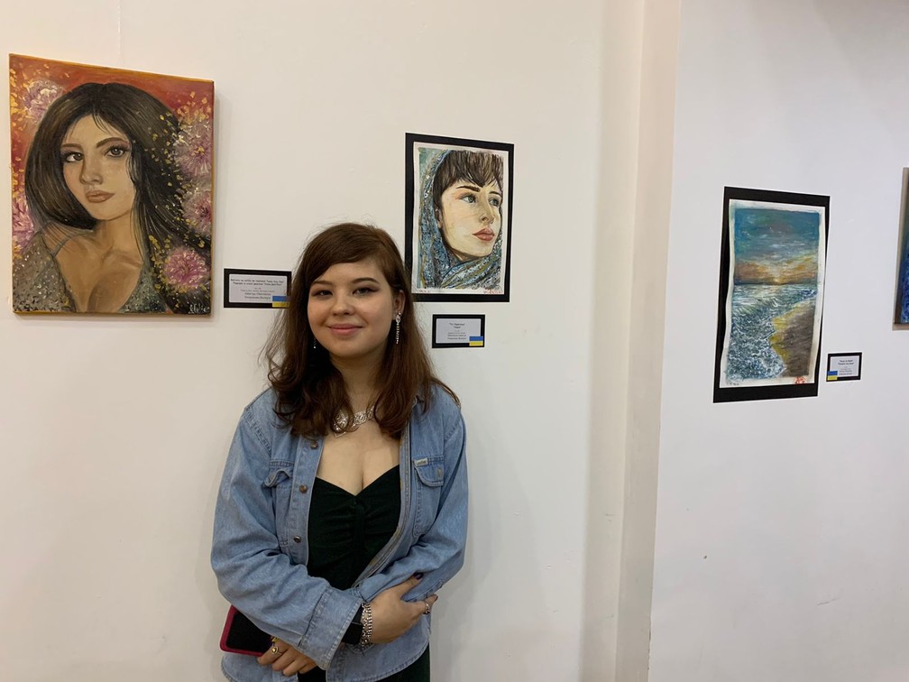 Valeria participou de exposição com mais de 30 quadros em um shopping de Sorocaba  — Foto: Arquivo Pessoal 