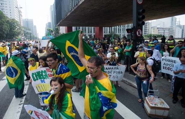Manifestantes fazem ato contra a corrupção e contra o governo na avenida Paulista (Foto: Marcelo Camargo/Agência Brasil)