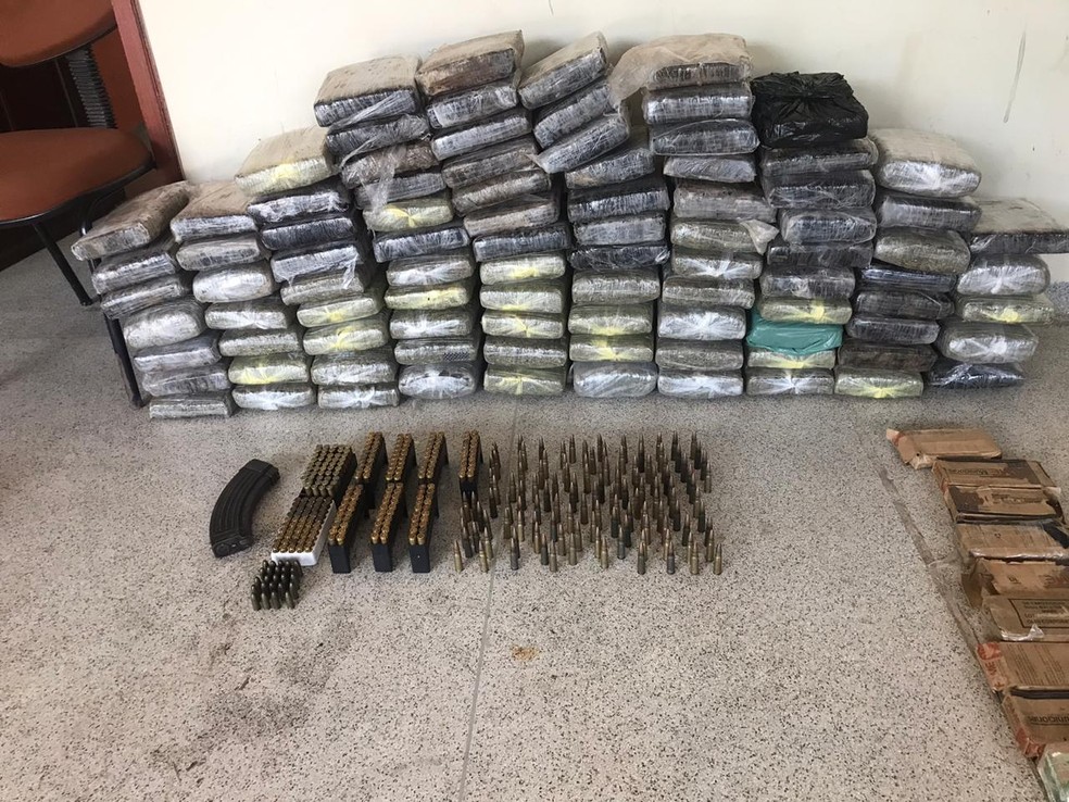 Munições e droga estavam guardadas em um carro abandonado em um posto de combustível de Feijó — Foto: Ascom/Polícia Militar do Acre