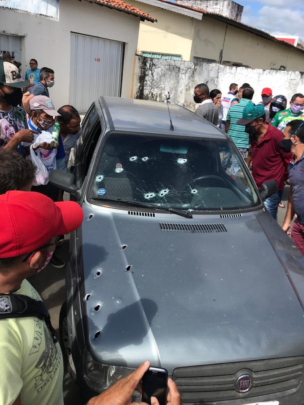 Veículo ficou crivado de balas e atraiu muitos curiosos que passavam pelo local — Foto: Arquivo pessoal
