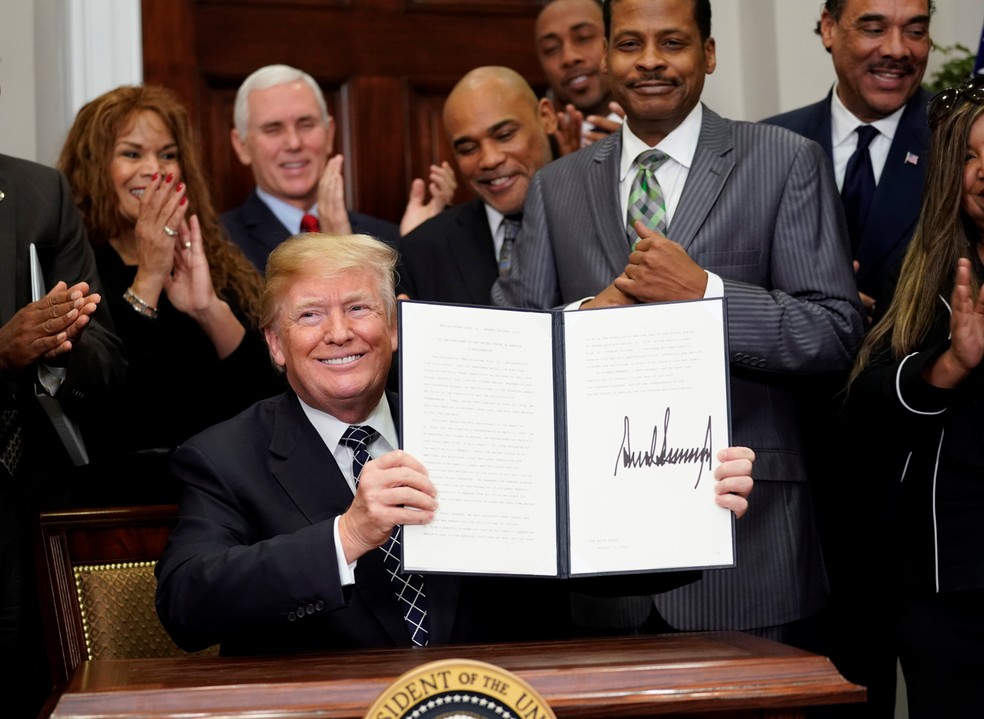 Trump assina declaração sobre o Dia de Martin Luther King. Em seguida, uma repórter pergunta a ele se é racista (Foto: Reuters/Joshua Roberts)