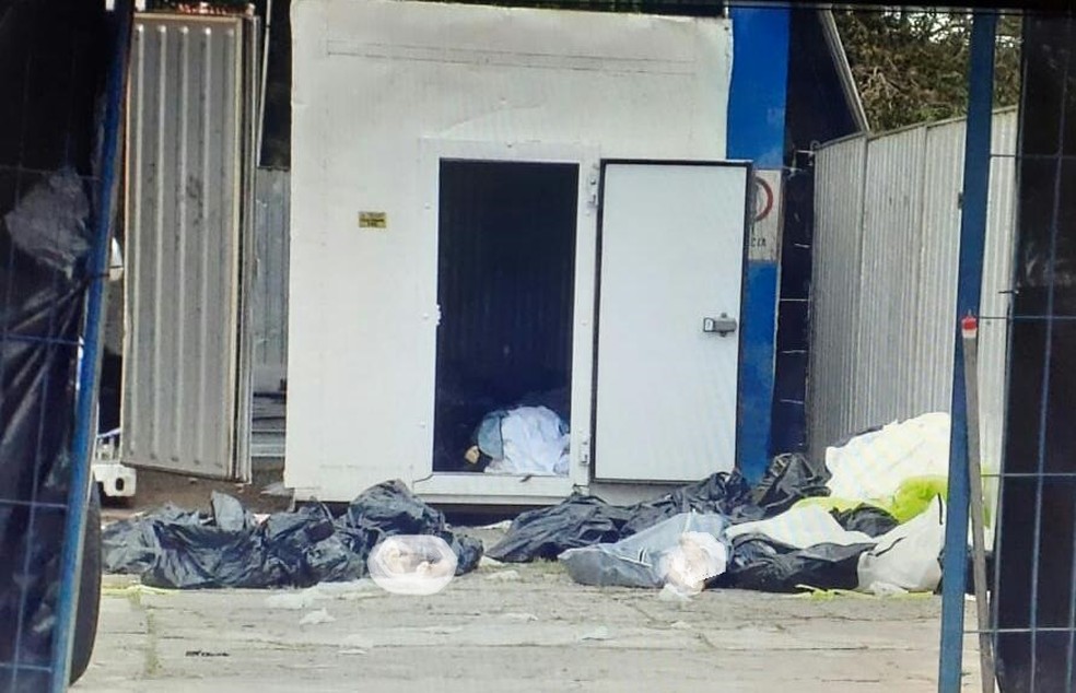 Colapso: com a câmara frigorífica lotada, corpos são deixados no chão, à céu aberto, na área do IML de Belém — Foto: Álvaro Ribeiro/Tv Liberal