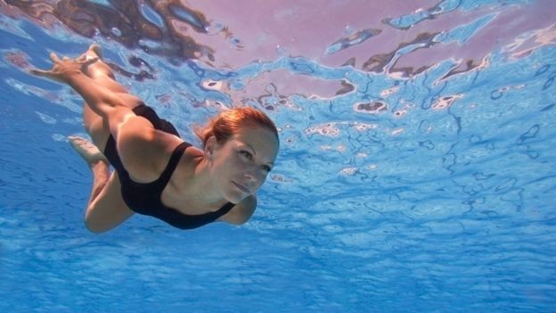 A não ser que você tenha genética moken, provavelmente não enxergará claramente debaixo d'água (Foto: Istock via BBC News Brasil)
