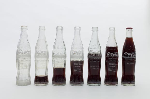 Inserções em circuitos ideológicos: Projeto Coca-Cola, 1970 (Foto: Pat Kilgore)