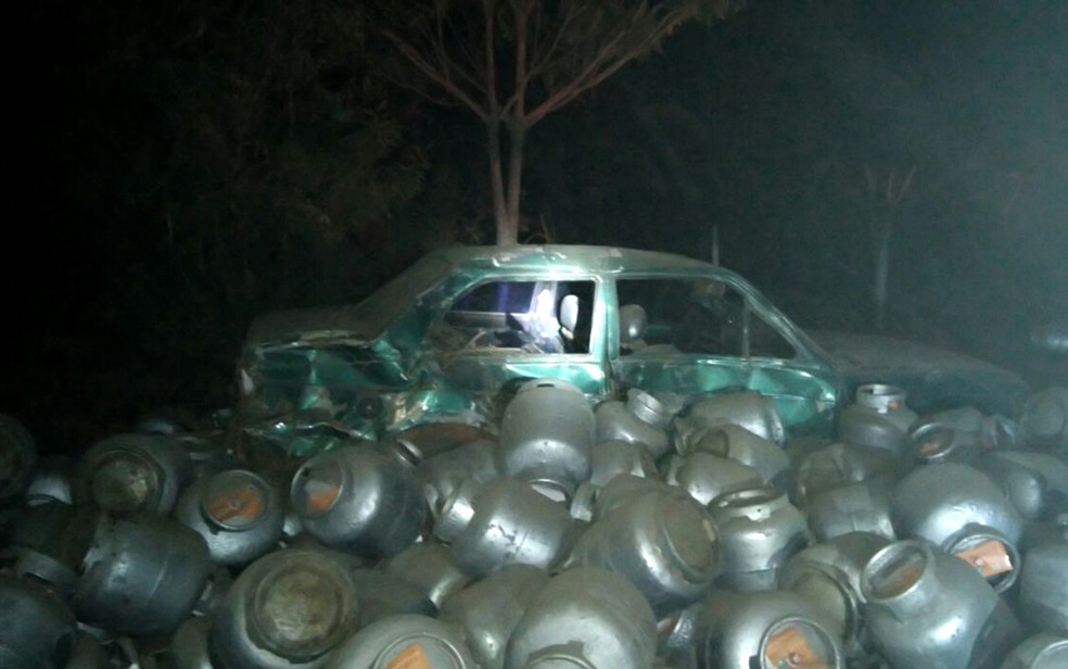 Carro que estava na chácara foi atingido por botijões de gás (Foto: Divulgação/ PRE)