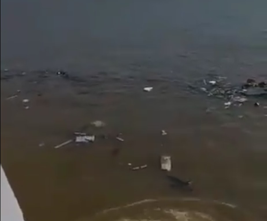 Embarcação naufraga na baía do Guajará, em Belém