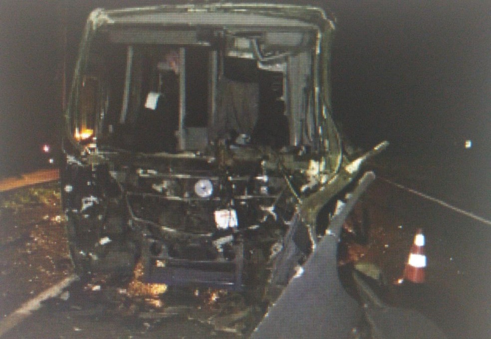 Ônibus ficou com a frente destruída no acidente em Guararapes — Foto: Arquivo Pessoal