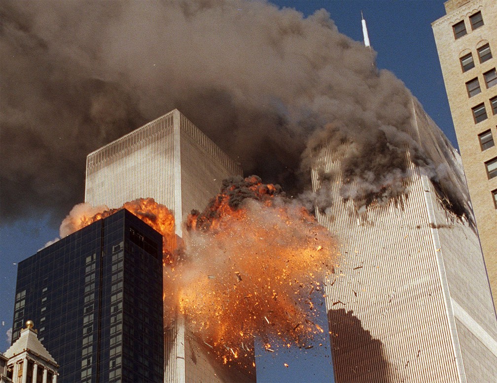 A segunda torre do World Trade Center é atingida por avião e explode em chamas durante atentado do 11 de Setembro em Nova York — Foto: Chao Soi Cheong/AP/Arquivo