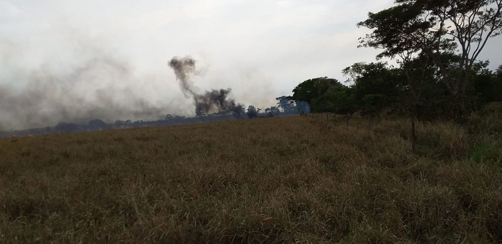 Helicóptero caiu em um assentamento, em Rosana — Foto: André Cerilo da Silva