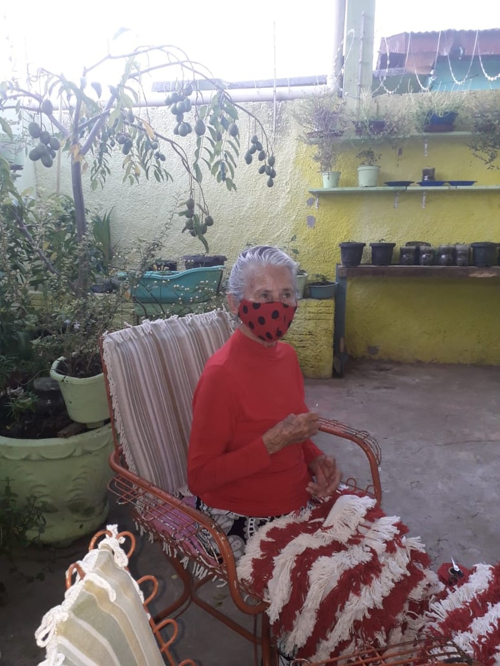 Josefa voltou a fazer tapete durante a quarentena para ajudar a passar o tempo — Foto: Arquivo pessoal