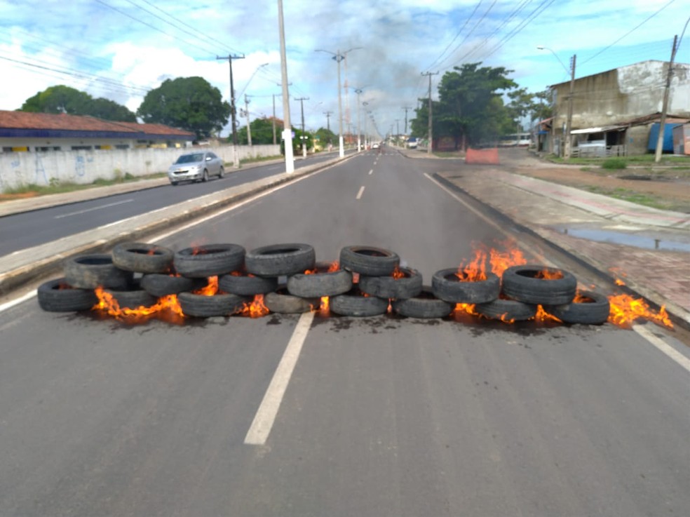 Moradores atearam fogo a pneus em protesto no Benedito Bentes — Foto: Arquivo Pessoal/Marcos Vieira