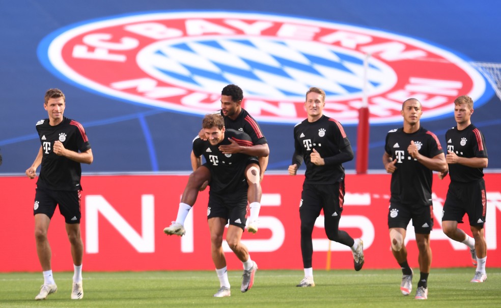 Goretzka carrega Gnabry em treino do Bayern no Estádio da Luz — Foto: Reuters