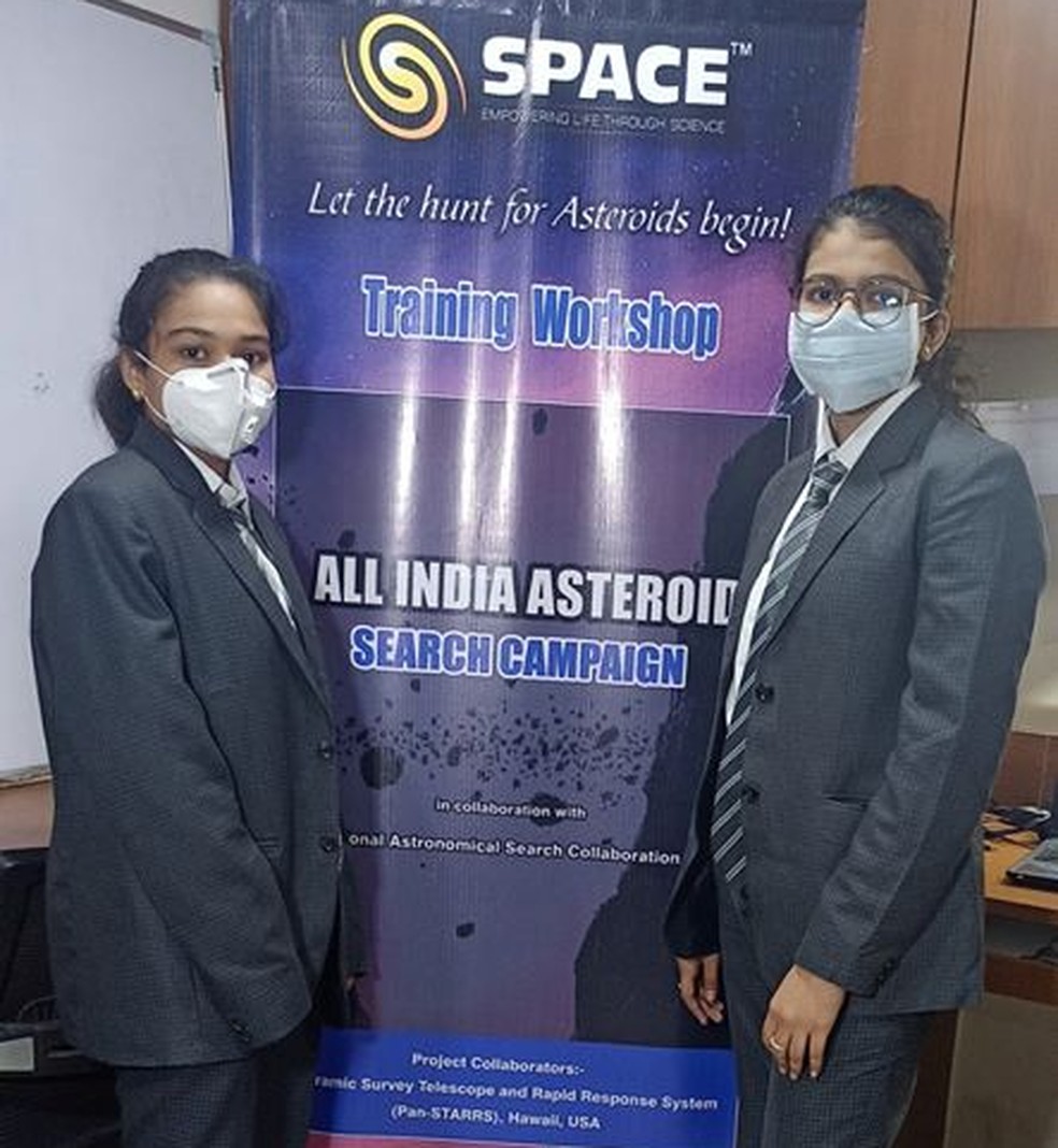 As estudantes indianas Vaidehi Vekariya e Radhika Lakhani posam para foto após descoberta de asteroide — Foto: Reprodução/Twitter SPACE India @spacein