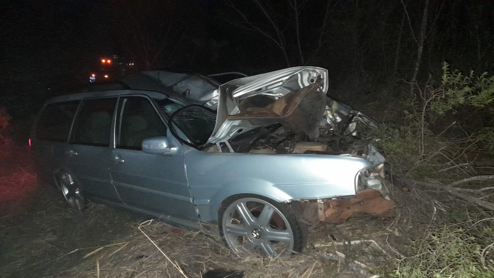 Segundo a polícia, acidente ocorreu quando carro fez ultrapassagem em rodovia de Itapeva — Foto: Jornal No Alvo/Divulgação