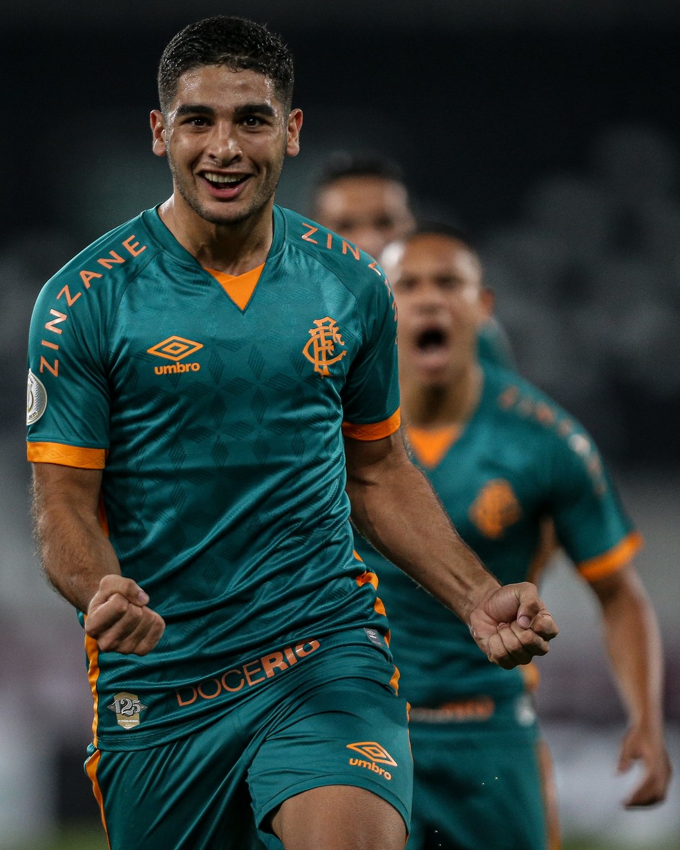Michel Araújo comemora um de seus dois gols com a camisa do Fluminense — Foto: Lucas Merçon / Fluminense FC