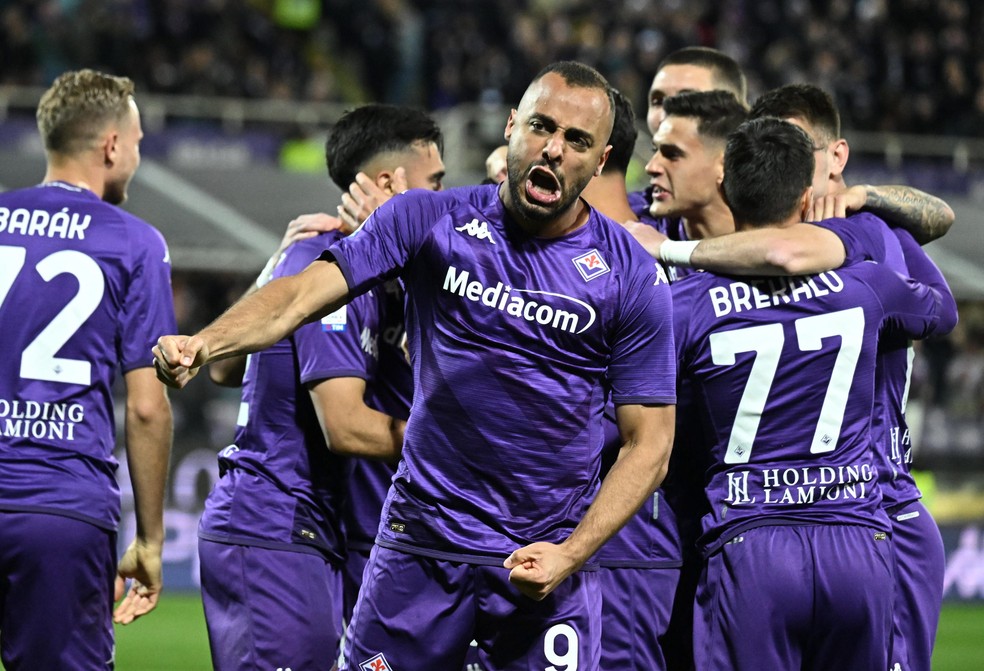 Arthur Cabral comemora gol pela Fiorentina &mdash; Foto: Reprodu&ccedil;&atilde;o: EFE
