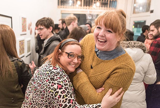 Amanda e Yuli posam juntas na exposição 'Gorda em Público', em Toronto (Foto: Reprodução / Fat Girl Food Squad)