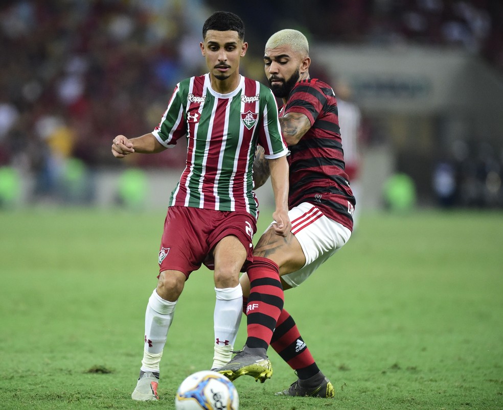 Daniel e Gabigol disputam lance em clássico semifinal do Carioca — Foto: André Durão