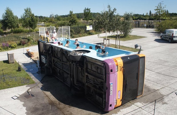 Artista transforma ônibus antigo em piscina pública (Foto: Divulgação)
