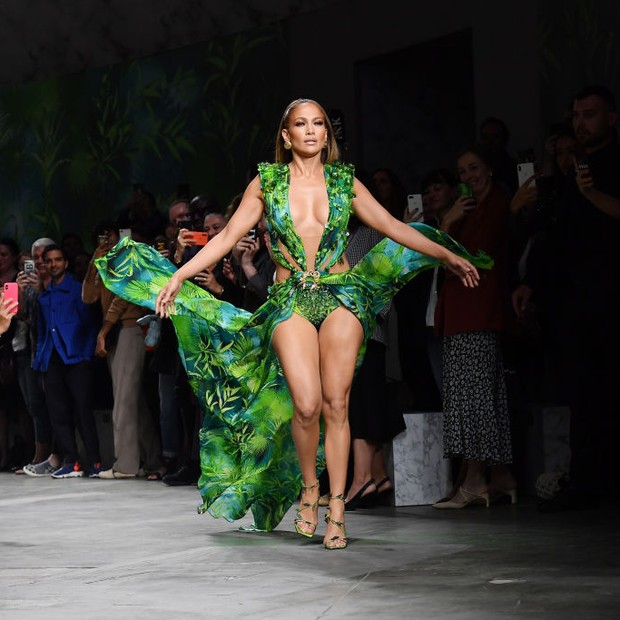 Jennifer Lopez desfila com vestido icônico Versace quase 20 anos depois (Foto: Getty Images)