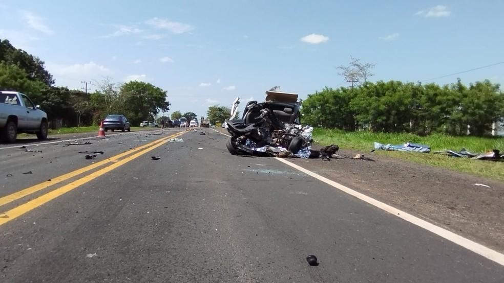Duas pessoas morreram na Rodovia Júlio Budiski (SP-501), em Álvares Machado (SP) — Foto: Bruna Bachega/TV Fronteira