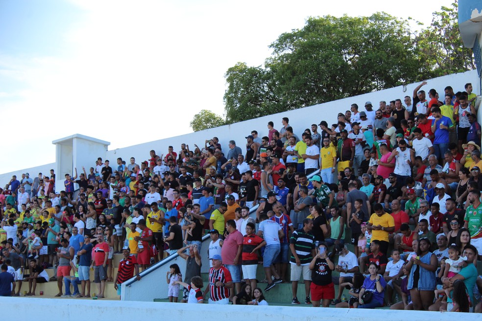 Petrolina x Santa Cruz: ingressos para o confronto estão sendo vendidos — Foto: Amanda Lima