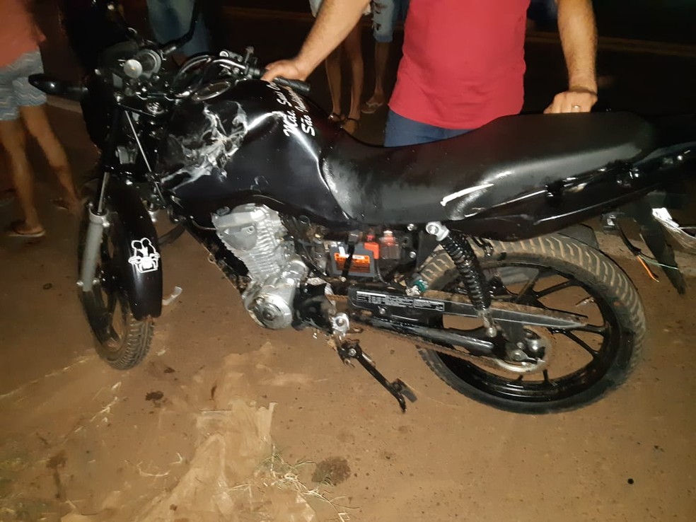 ApÃ³s o acidente na BR-222, os dois ocupantes da moto acabaram morrendo no local â Foto: DivulgaÃ§Ã£o/PRF