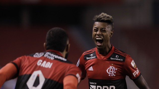 Bruno Henrique comemora gol com Gabigol