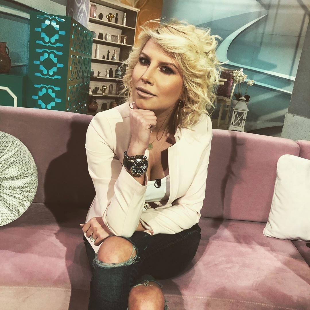 A apresentadora Dea Dea Djurdjevic (Foto: Reprodução Instagram)