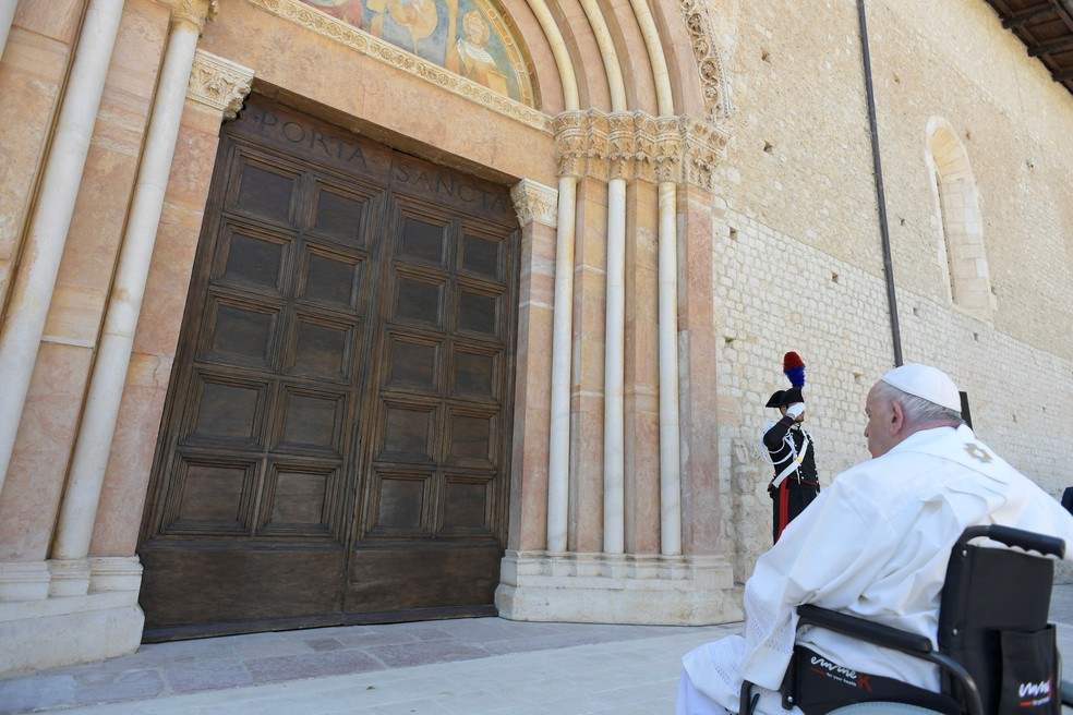Papa Francisco na porta da Basília de Santa Maria do Collemaggio, em L'Aquila — Foto: Vatican Media/via REUTERS