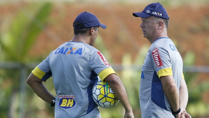 Cruzeiro pega o Atlético-PR, com o pensamento no jogo contra o Grêmio