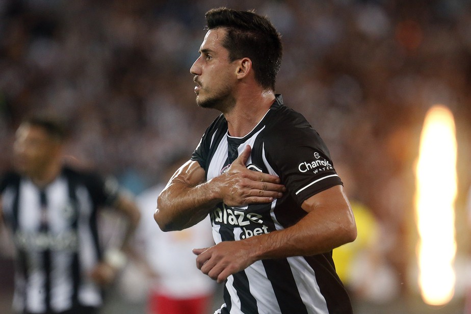 Gabriel Pires comemora gol marcado pelo Botafogo