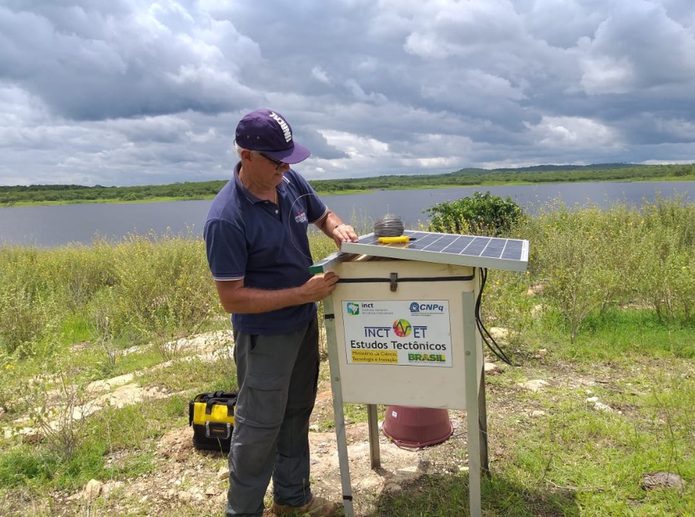  O tÃ©cnico Eduardo Menezes instalando a estaÃ§Ã£o QISJ, em SÃ£o Joaquim, Quixeramobim â€” Foto: LabSismos/DivulgaÃ§Ã£o