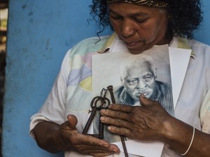 Madalena guarda com carinho lembranças do avô que viveu em São Carlos (Foto: Fabio Rodrigues/G1)