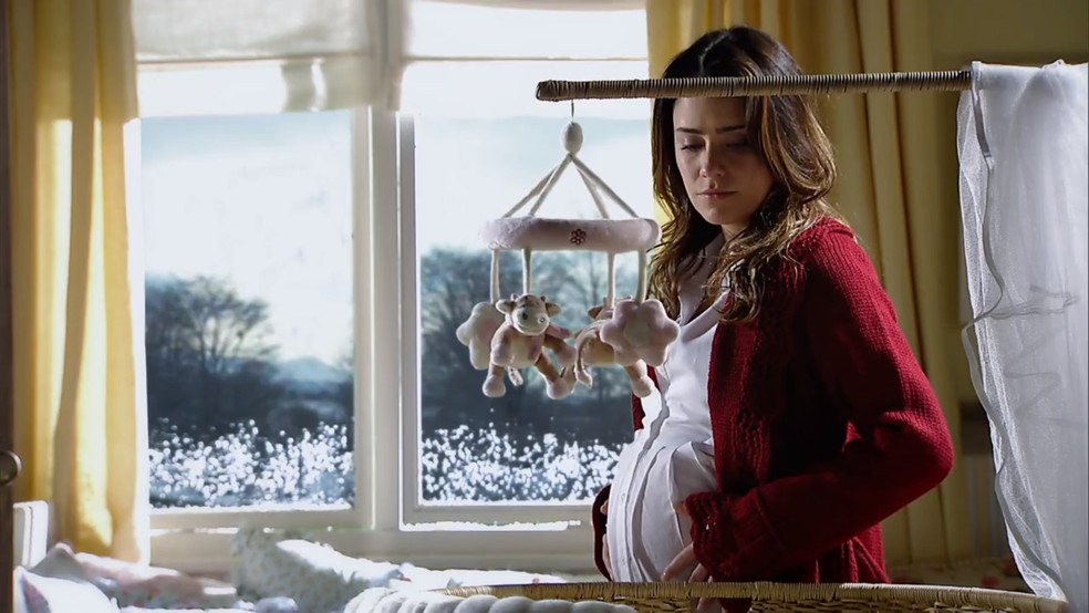 Ana (Fernanda Vasconcellos) acompanha a futura mãe adotiva de seu bebê preparar o quarto - 'A Vida da Gente' — Foto: Globo