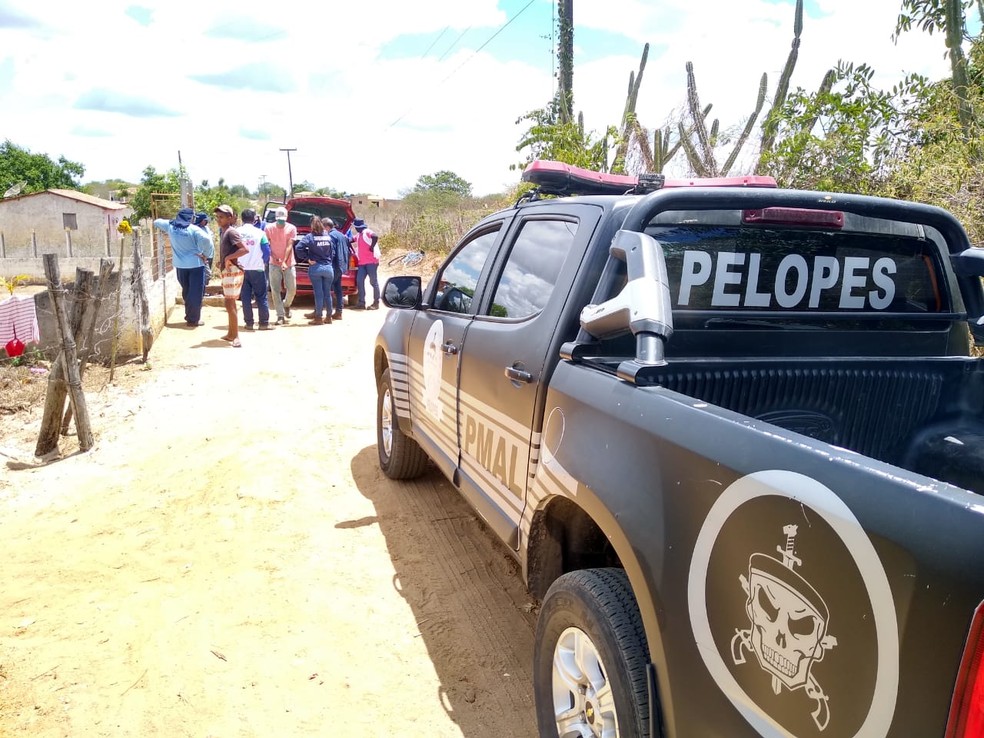 Equipes da Polícia Militar também participaram da operação da Casal no interior de Alagoas — Foto: Ascom/Casal