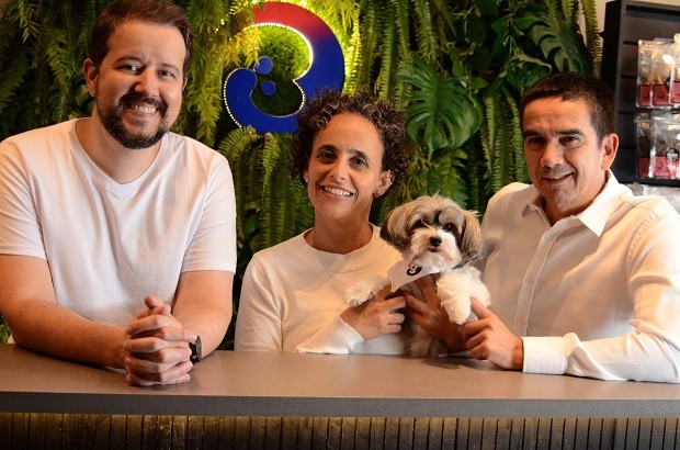 Jaime Fernandez, CMO, Laura Rodrigues, CEO, e Leonardo Bispo, co-fundador da Bable Pet (Foto: Divulgação)