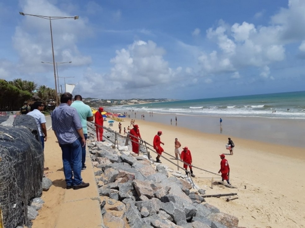 Prefeitura removeu escadas irregulares de Ponta Negra — Foto: Divulgação