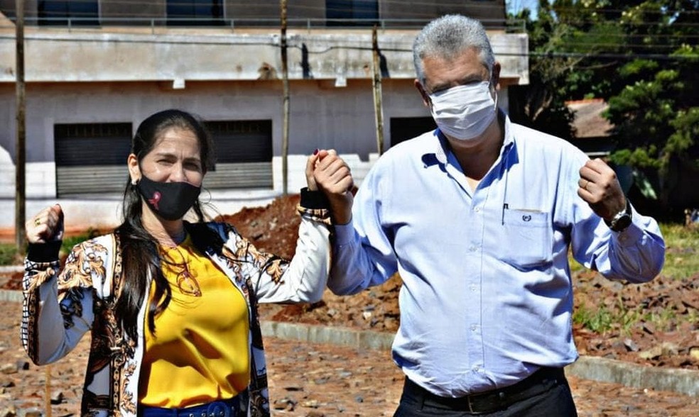 Carolina Yunes Acevedo e José Carlos Acevedo, em 2021, durante campanha política em Pedro Juan Caballero — Foto: Redes Sociais