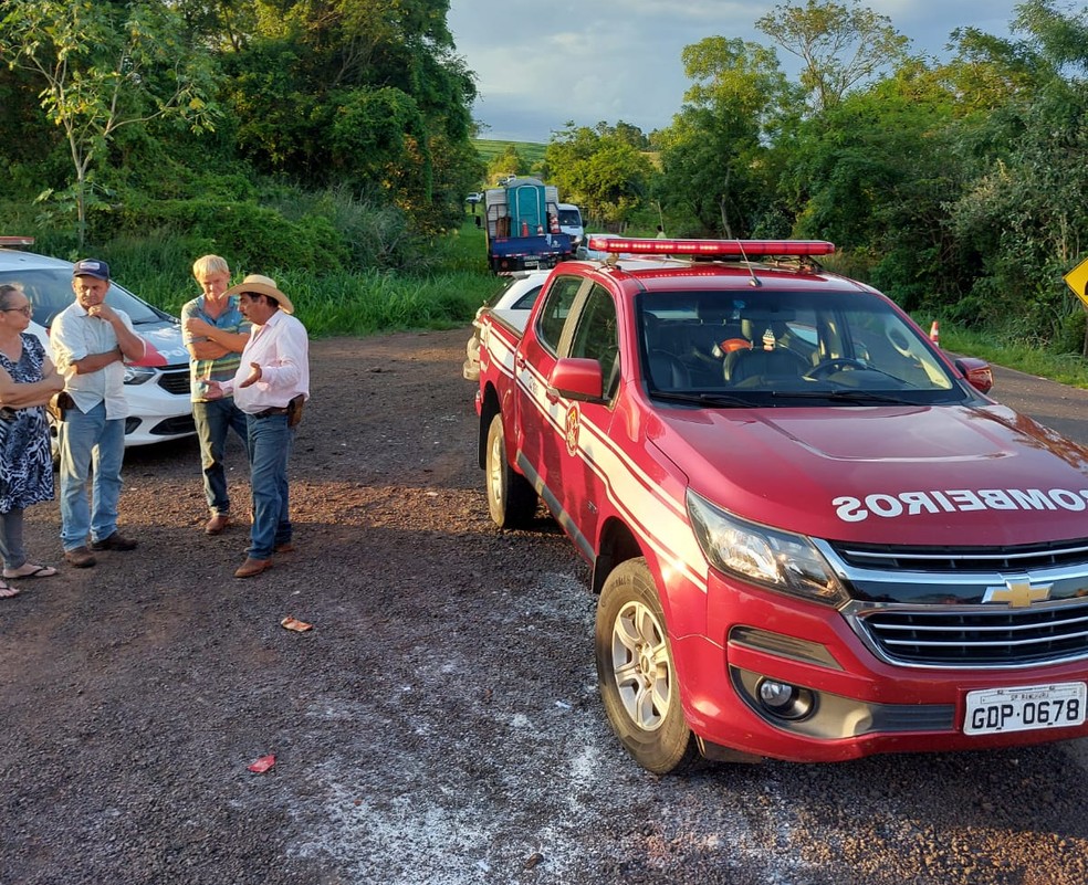 Acidente foi registrado na Estrada Vicinal Primo Melquiades da Silveira (RHR-154), que dá acesso aos distritos de Agissê e Gardênia — Foto: Natalino Bueno